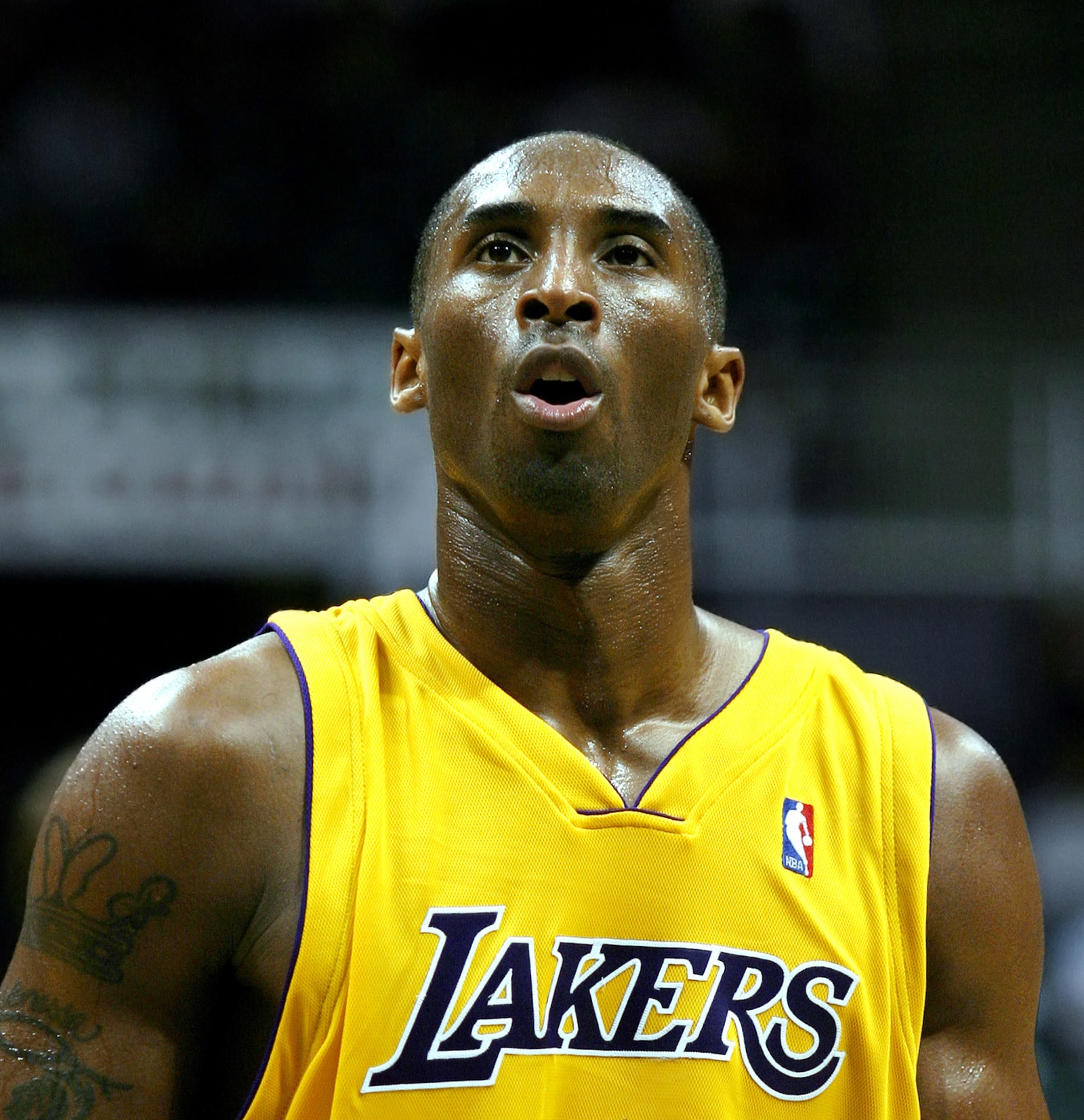 Kobe Bryant Lakers formasıyla serbest atış çizgisinde